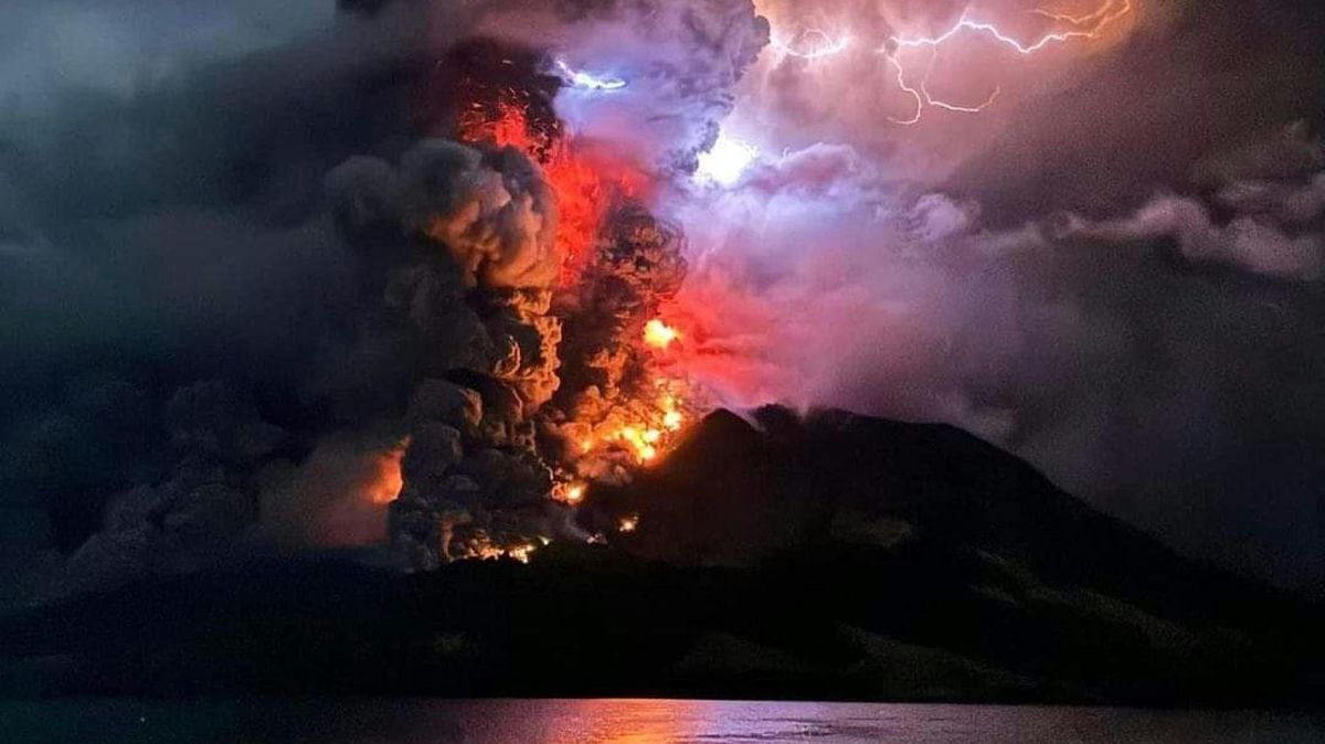Indonéská sopka Ruang opět chrlí lávu, stav pohotovosti je nejvyšší